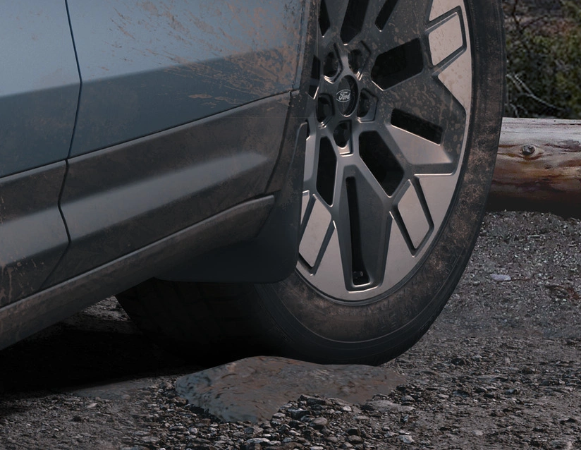 Skvettlapper foran Ford Explorer EV 2023 -> | Genuine® Black - sett 2 stk. – bilde 2