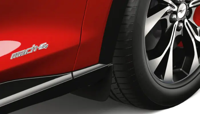 Skvettlapper foran Ford Mustang Mach-E 2020->