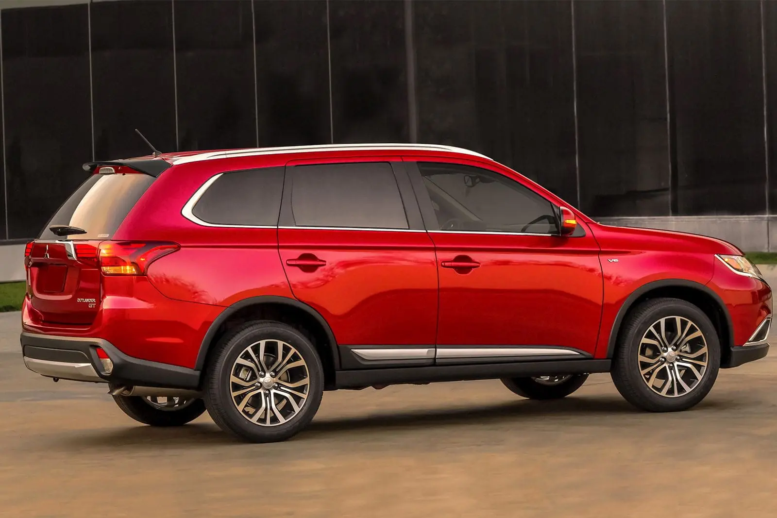 Spoiler bak Mitsubishi Outlander III 2012 - 2022 Image 1