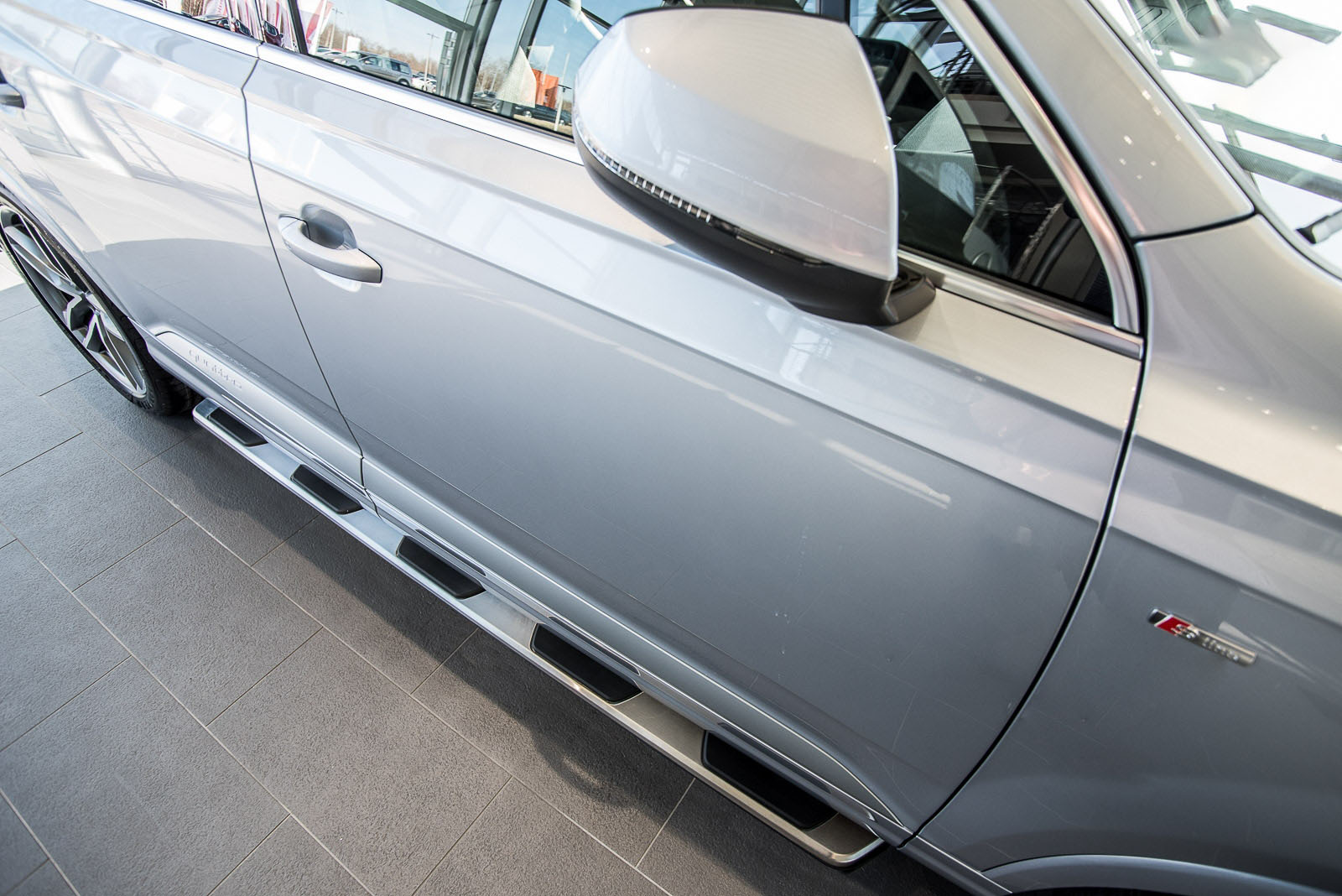 Stigtrinn Audi Q7 4M 2015 ->