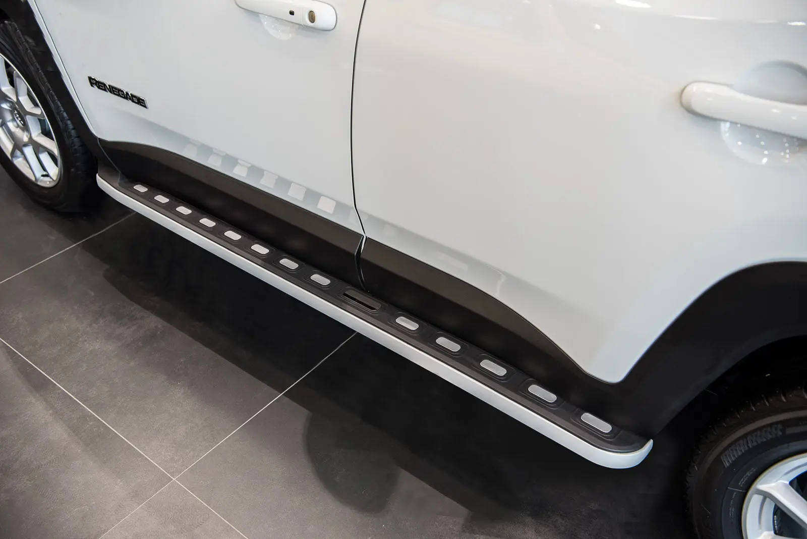 Stigtrinn Jeep Renegade 2014 ->