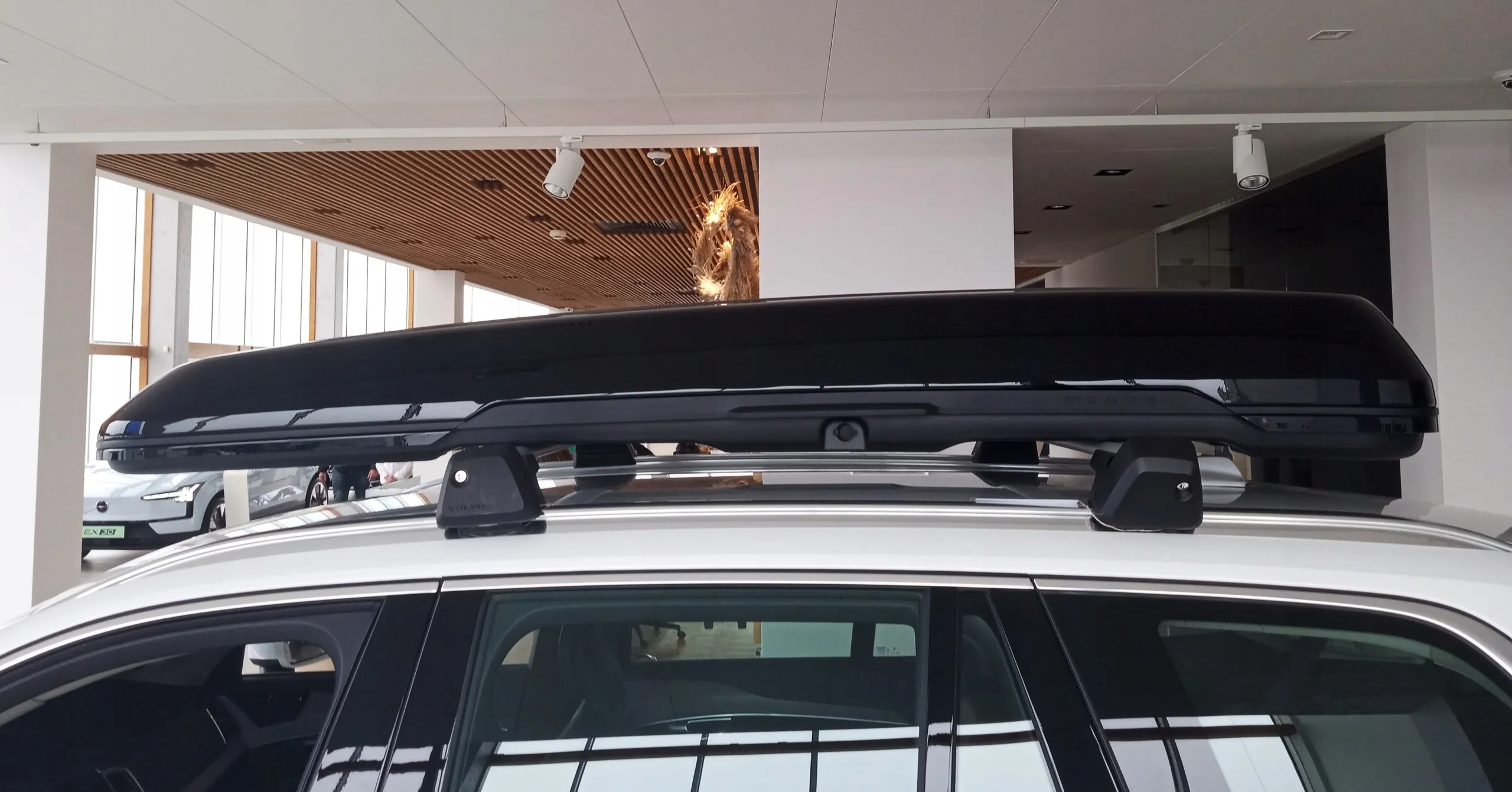 Takboks Volvo Travel Premier 430 │ Skiboks med LED-belysning - Genuine® Roof Box Quick Attachment System - Black Edition Image 5