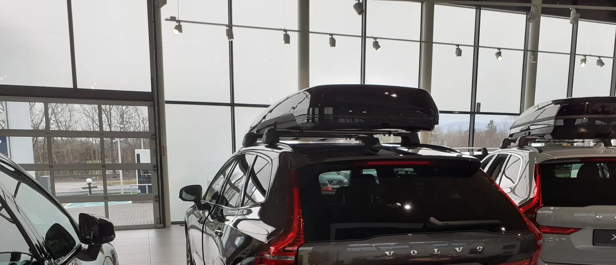 Takboks Volvo Travel Premier 430 │ Skiboks med LED-belysning - Genuine® Roof Box Quick Attachment System - Black Edition Image 6