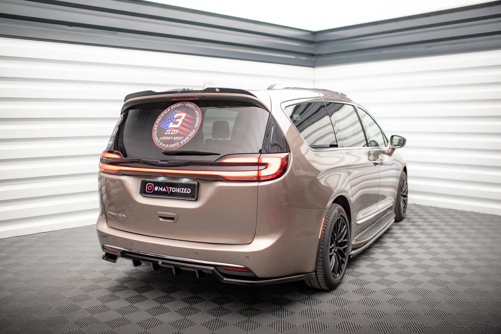 Takspoiler Chrysler Pacifica II 2016-2020 | Glossy Black Edition – bilde 3