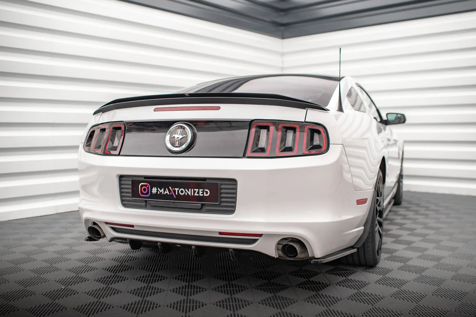 Takspoiler Ford Mustang Mk5 Facelift 2009 - 2014 | Glossy Black Edition – bilde 2