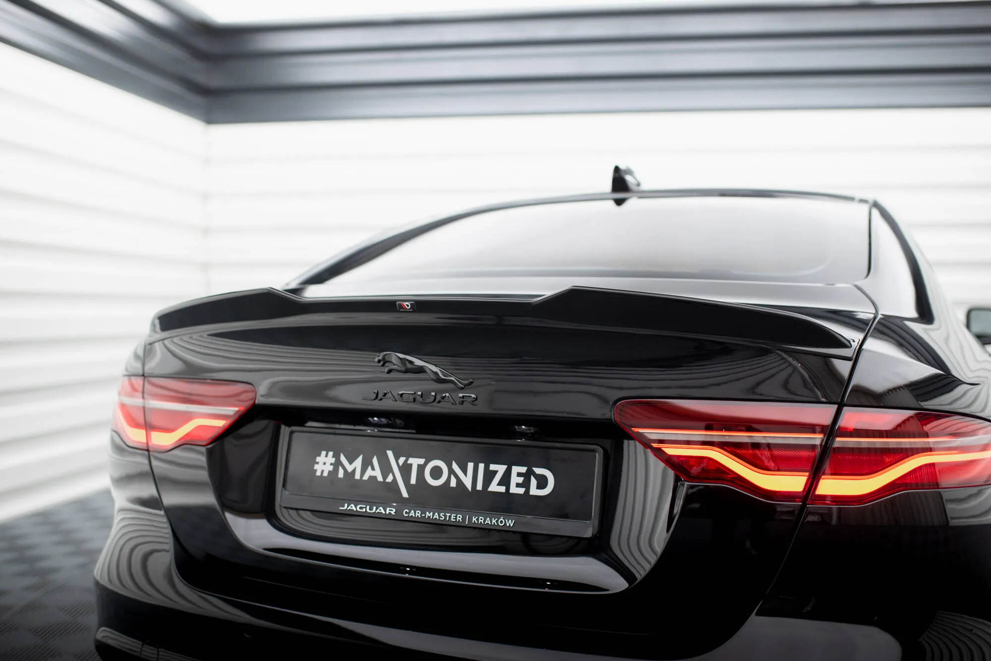 Takspoiler Jaguar XE X760 Facelift 2019 - 2024 | Glossy Black Edition