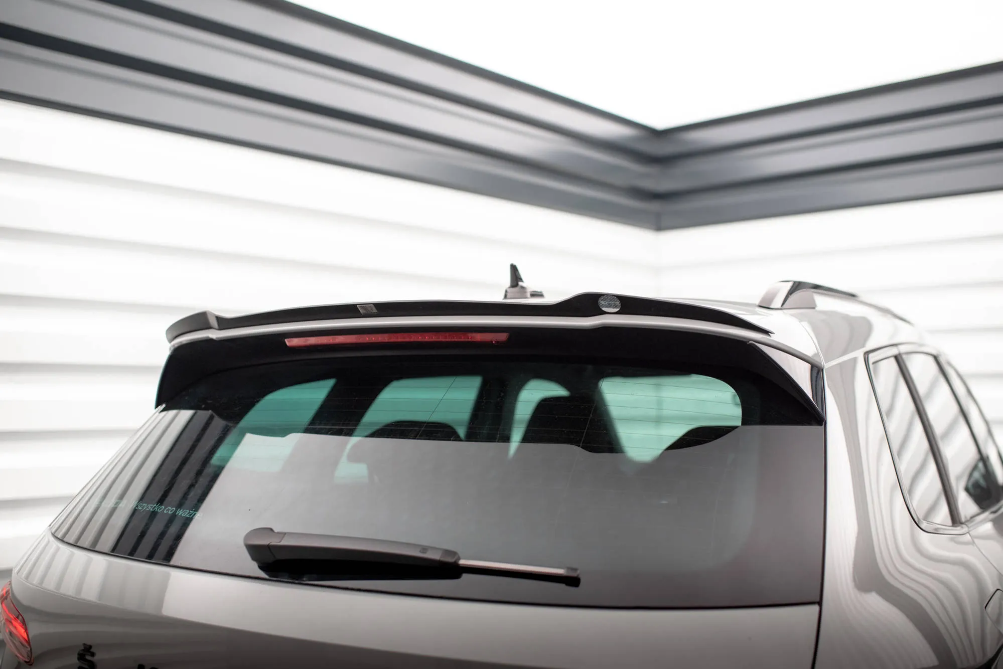 Takspoiler Skoda Karoq (K1 Facelift) 2021-2026 | Glossy Black Edition