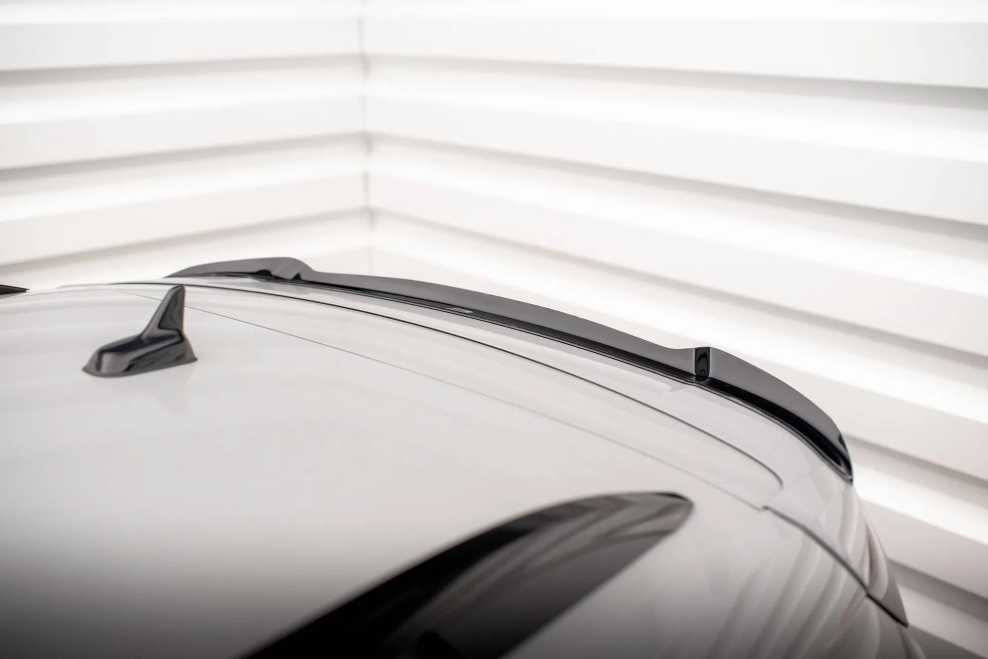 Takspoiler Skoda Karoq (K1 Facelift) 2021-2026 | Glossy Black Edition – bilde 3
