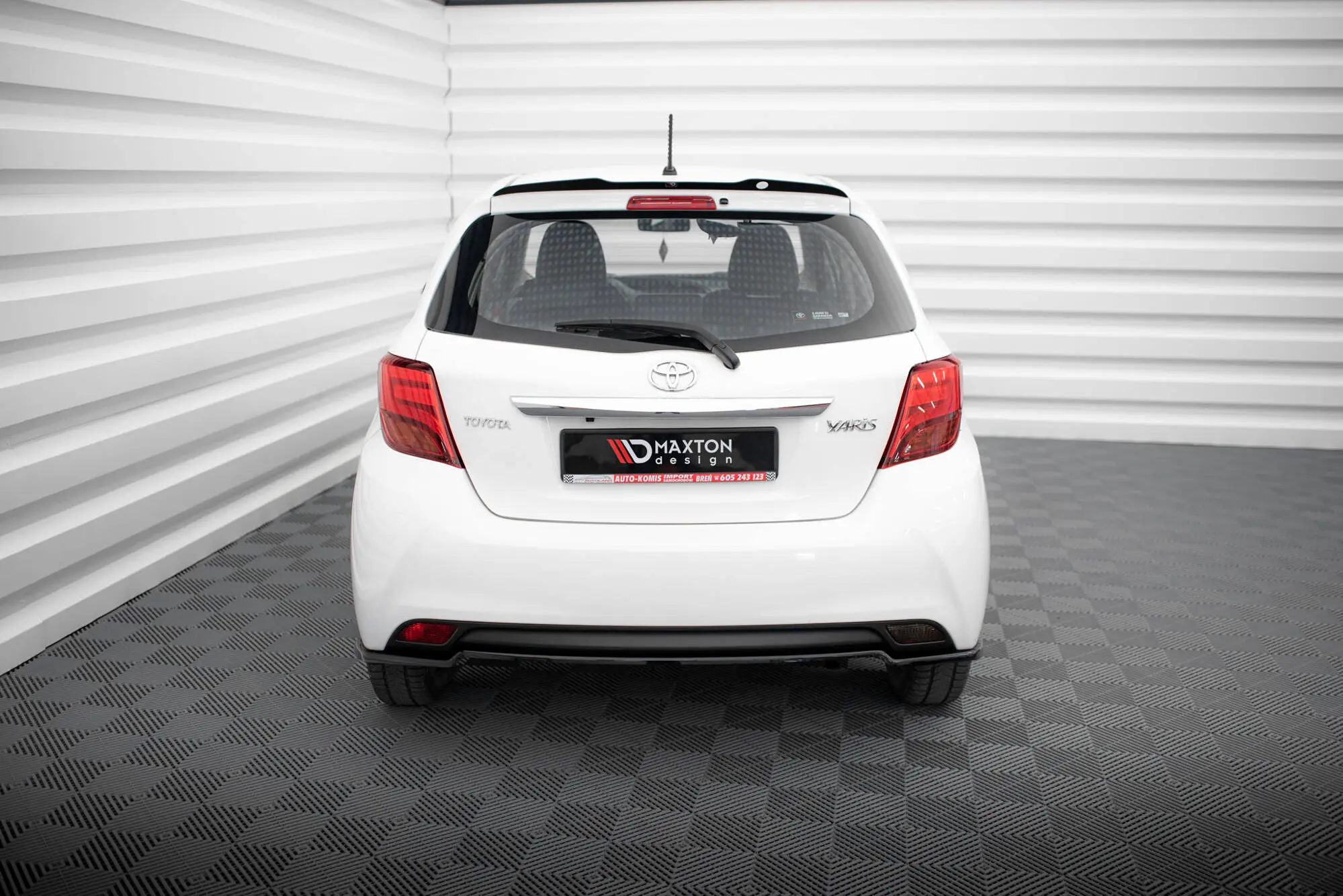 Takspoiler Toyota Yaris Mk3 facelift 2014 - 2017 | Glossy Black Edition – bilde 2