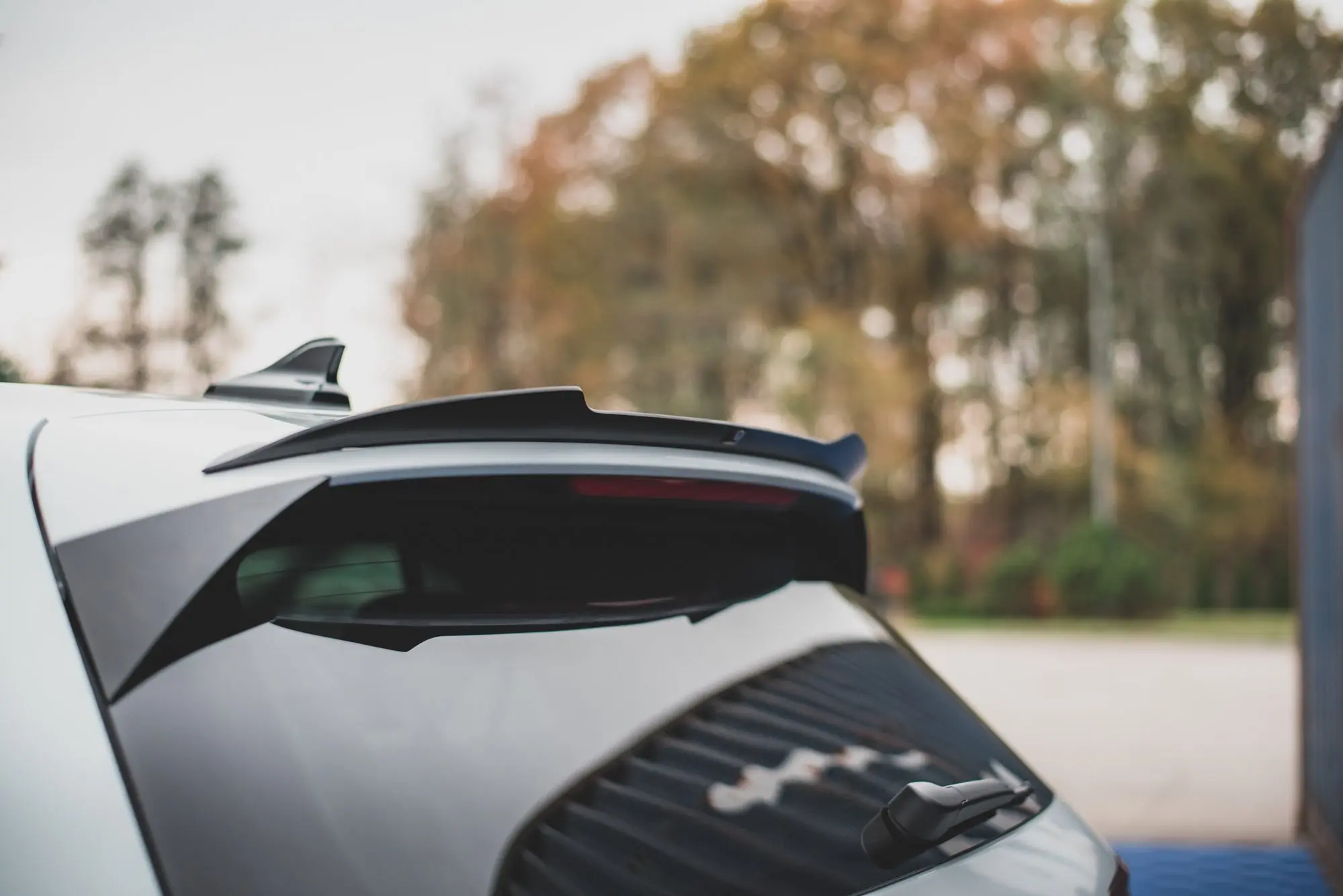 TAKSPOILER V.1 VW GOLF VIII R 2020-> / VW GOLF VIII GTI 2020-> – bilde 5