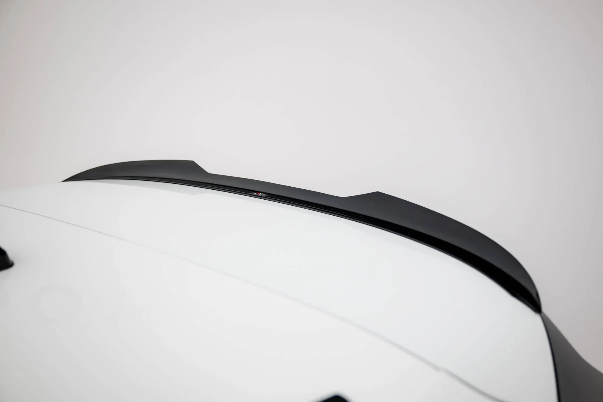Takspoiler Volkswagen Passat (B9) 2023 -> | Glossy Black Edition – bilde 2