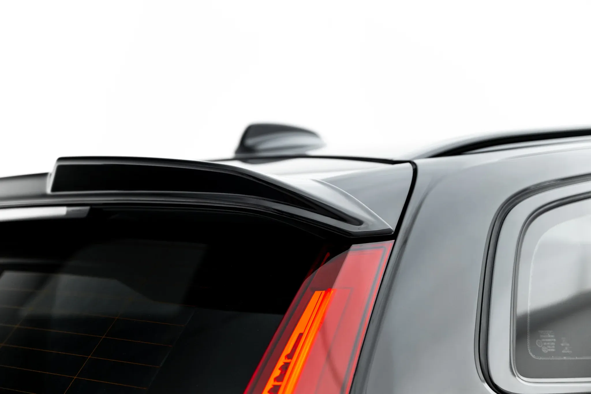 Takspoiler Volvo V60 II R-Design 2018-> | Glossy Black Edition – bilde 2