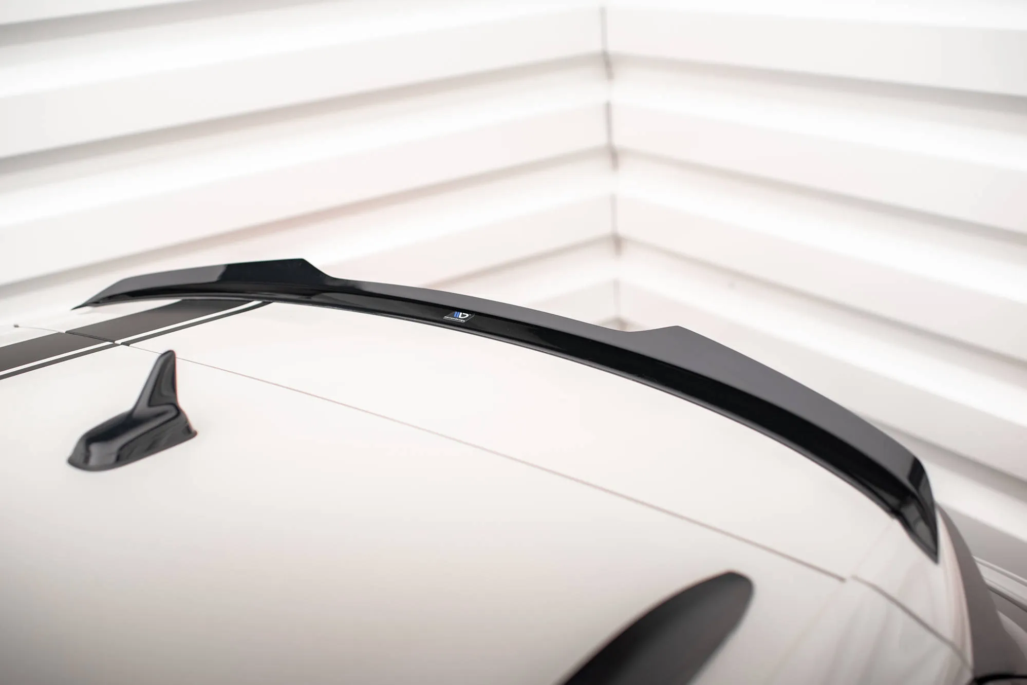Takspoiler VW T-Roc Facelift 2021 - 2025 | Glossy Black Edition – bilde 3