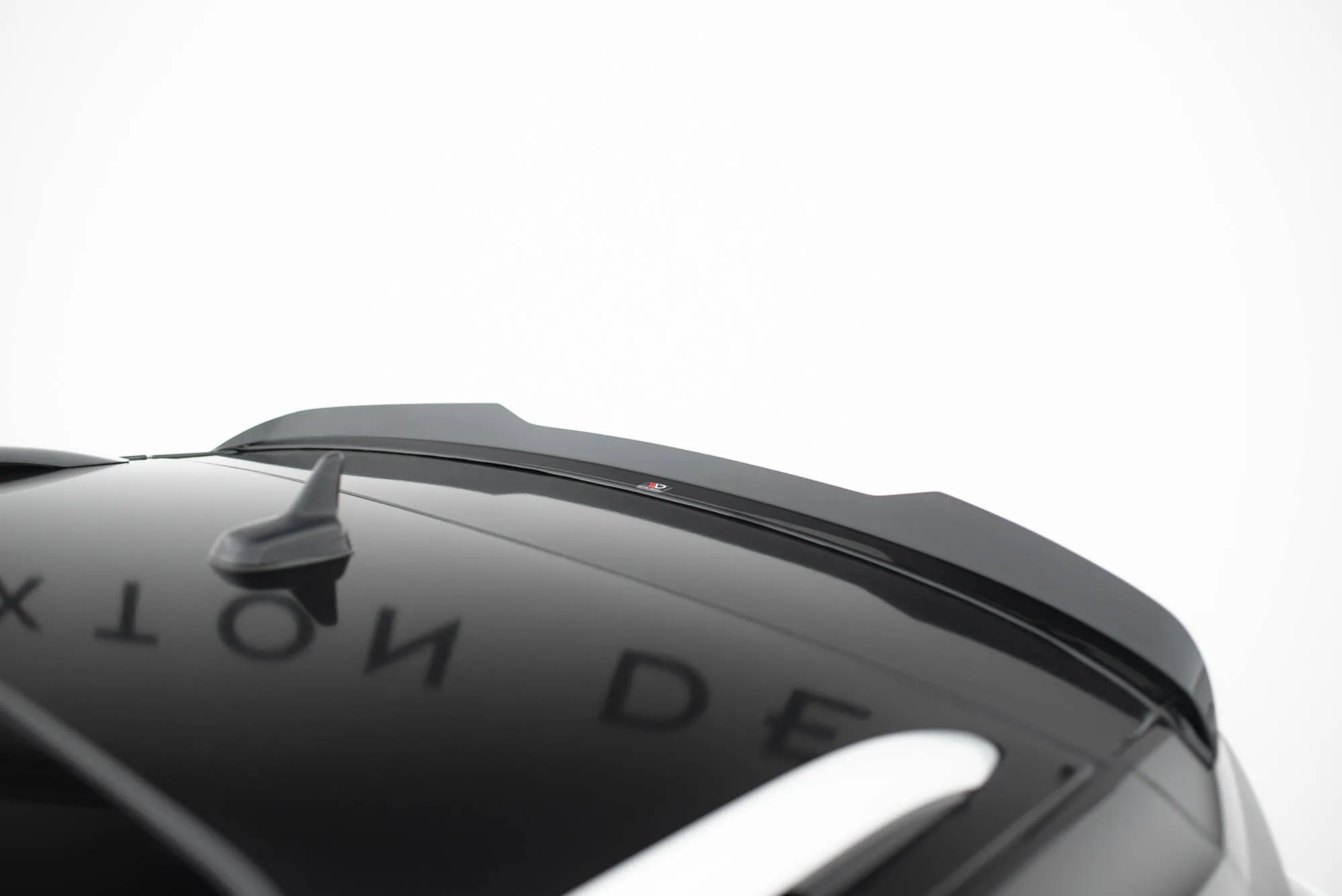 Takspoiler VW T-Roc Facelift 2021 - 2025 | Glossy Black Edition – bilde 4