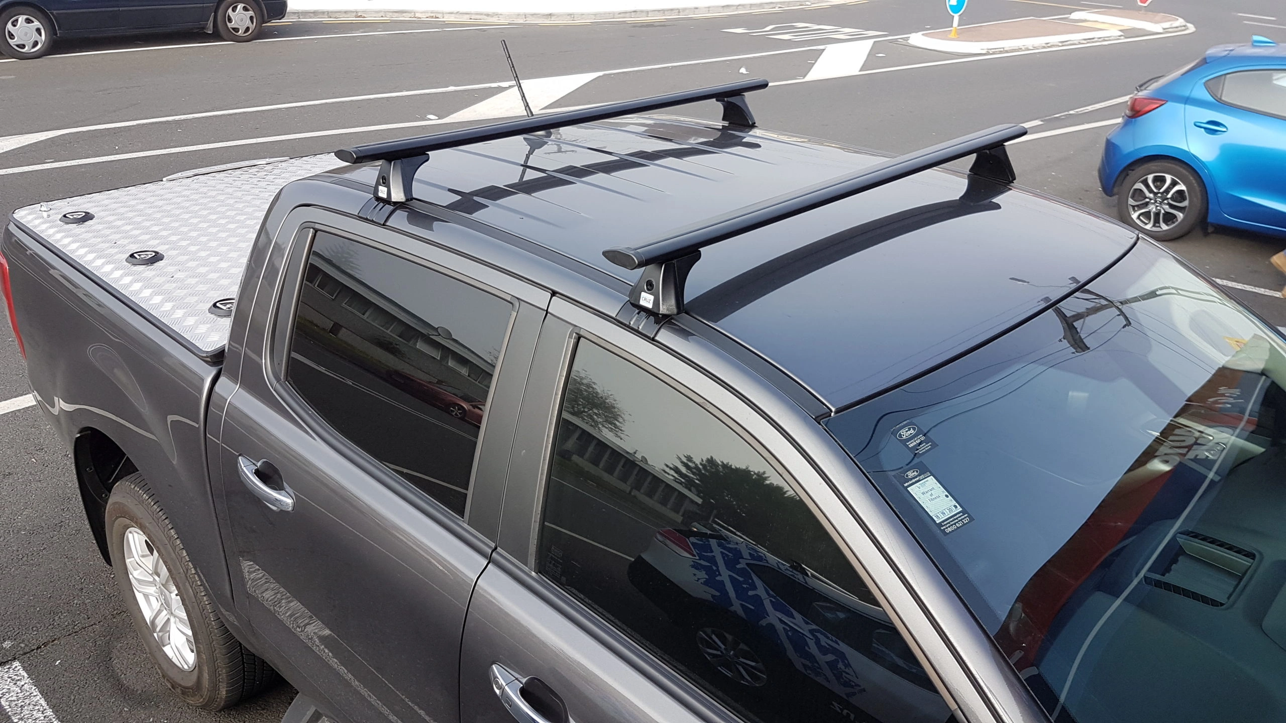Takstativ Isuzu D-Max II Double Cab 2012 - 2019 │ for modeller uten takrails - Cruz Airo Dark T118 - sett 2 stk. – bilde 2