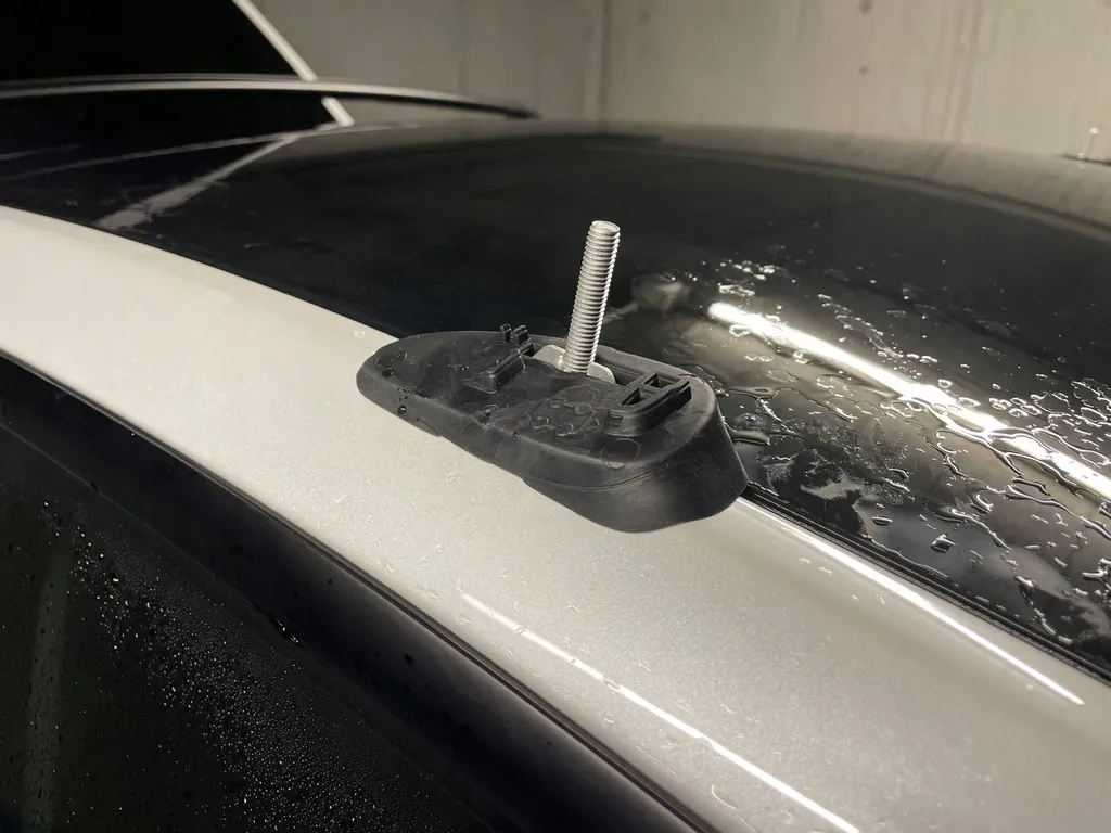 Takstativ Tesla Model Y 2020 -> │ Air Roof Rack Black - sett 2 stk. Image 10