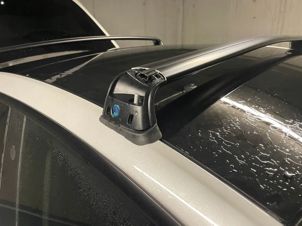 Takstativ Tesla Model Y 2020 -> │ Air Roof Rack Black - sett 2 stk. Image 11