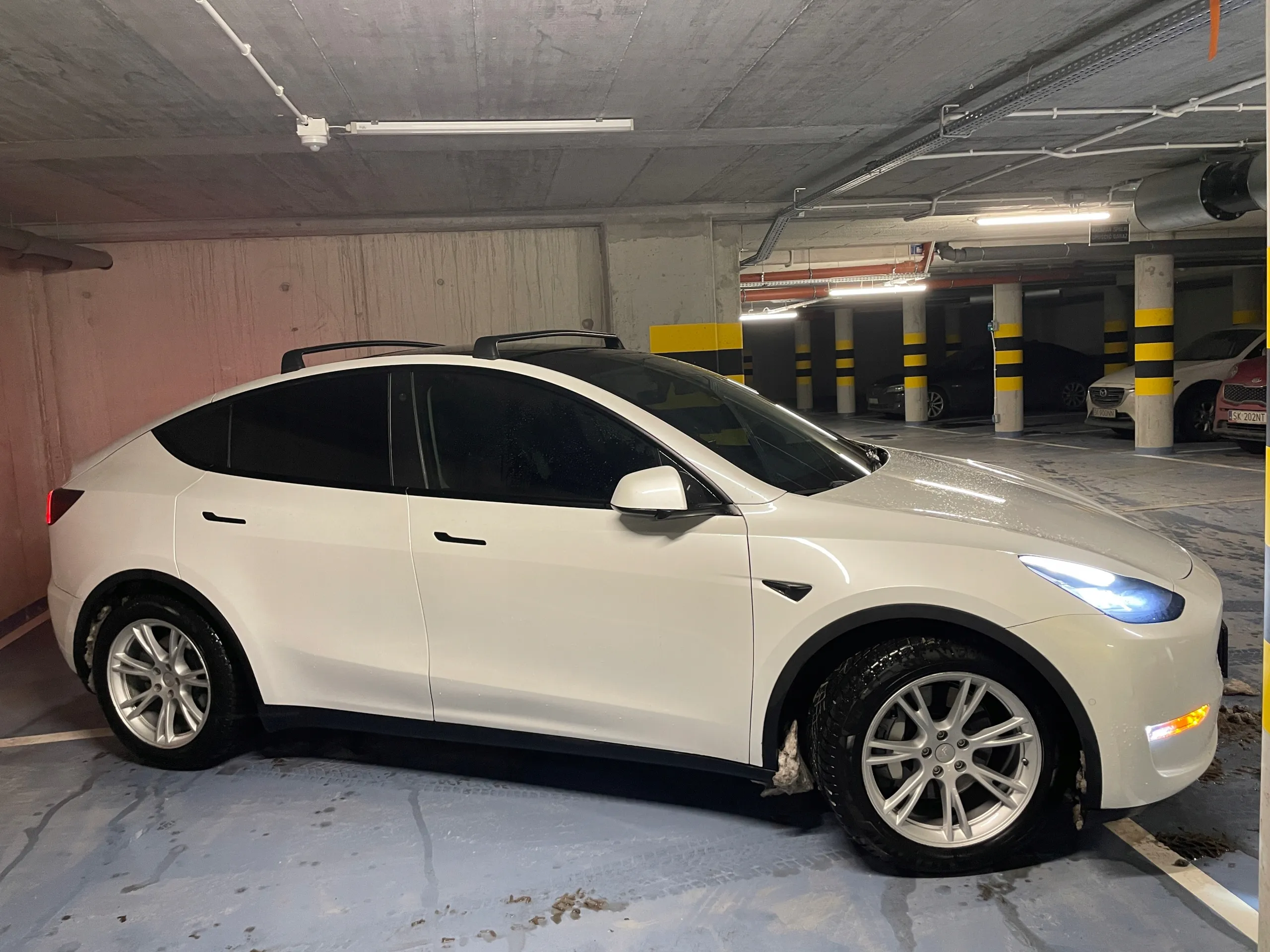 Takstativ Tesla Model Y 2020 -> │ Air Roof Rack Black - sett 2 stk. Image 12