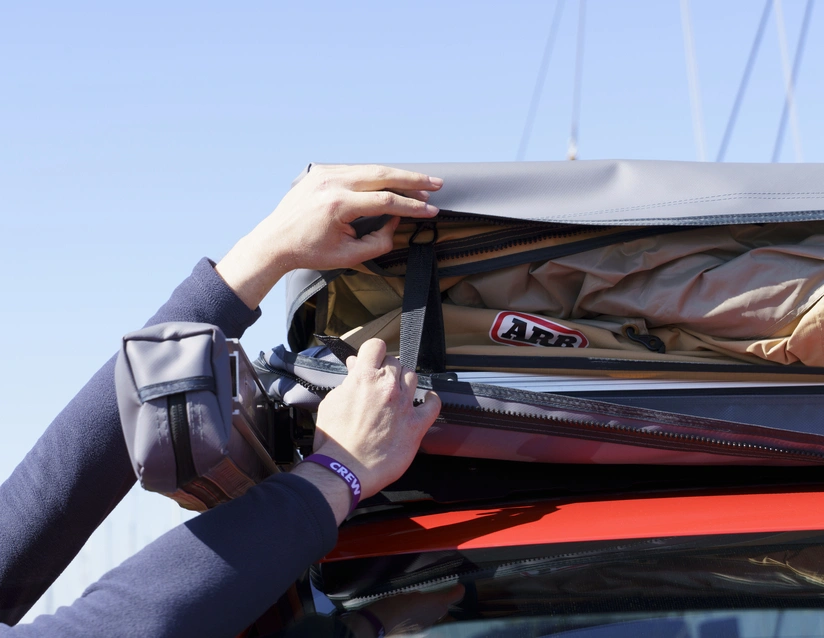 Taktelt ARB Flinders med stige – rask oppsett, solid ABS-gulv, madrass og LED-lys (140 x 240 cm) Image 23