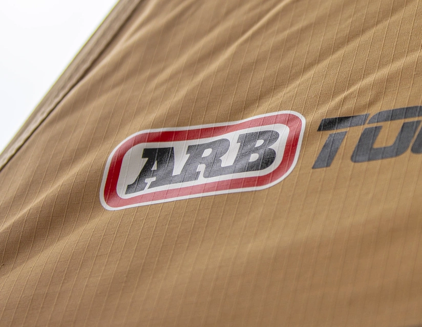 Taktelt ARB Flinders med stige – rask oppsett, solid ABS-gulv, madrass og LED-lys (140 x 240 cm) Image 28