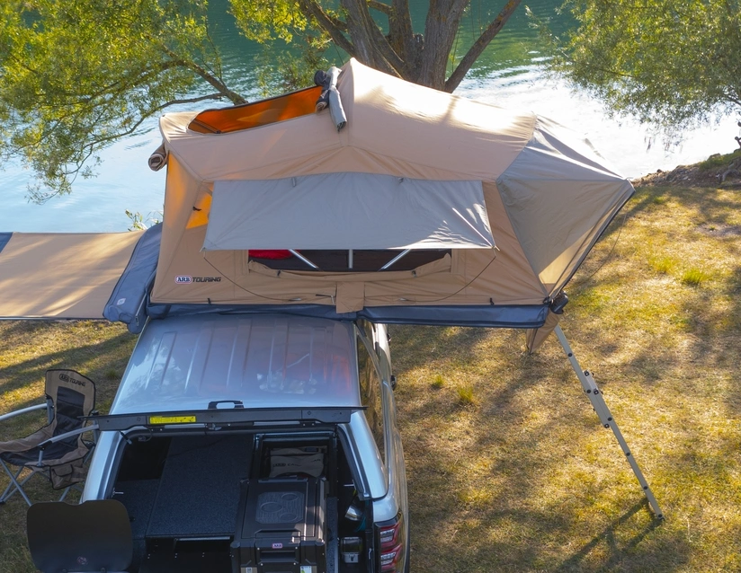 Taktelt ARB Flinders med stige – rask oppsett, solid ABS-gulv, madrass og LED-lys (140 x 240 cm) Image 6