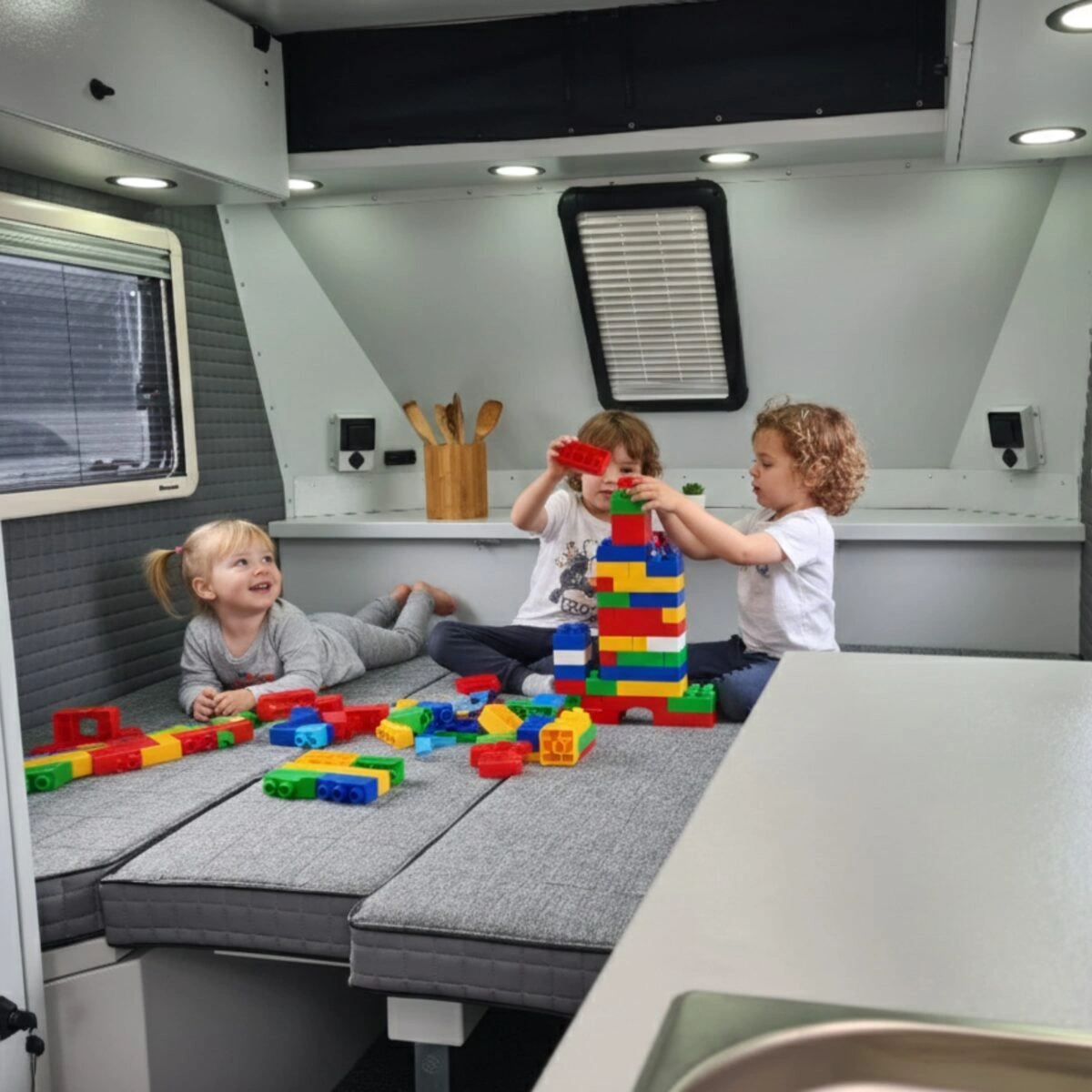 Terrengtilhenger Decamp Cross X5 │ stor offroad campinghenger med pop-up tak - 8 personer – bilde 14