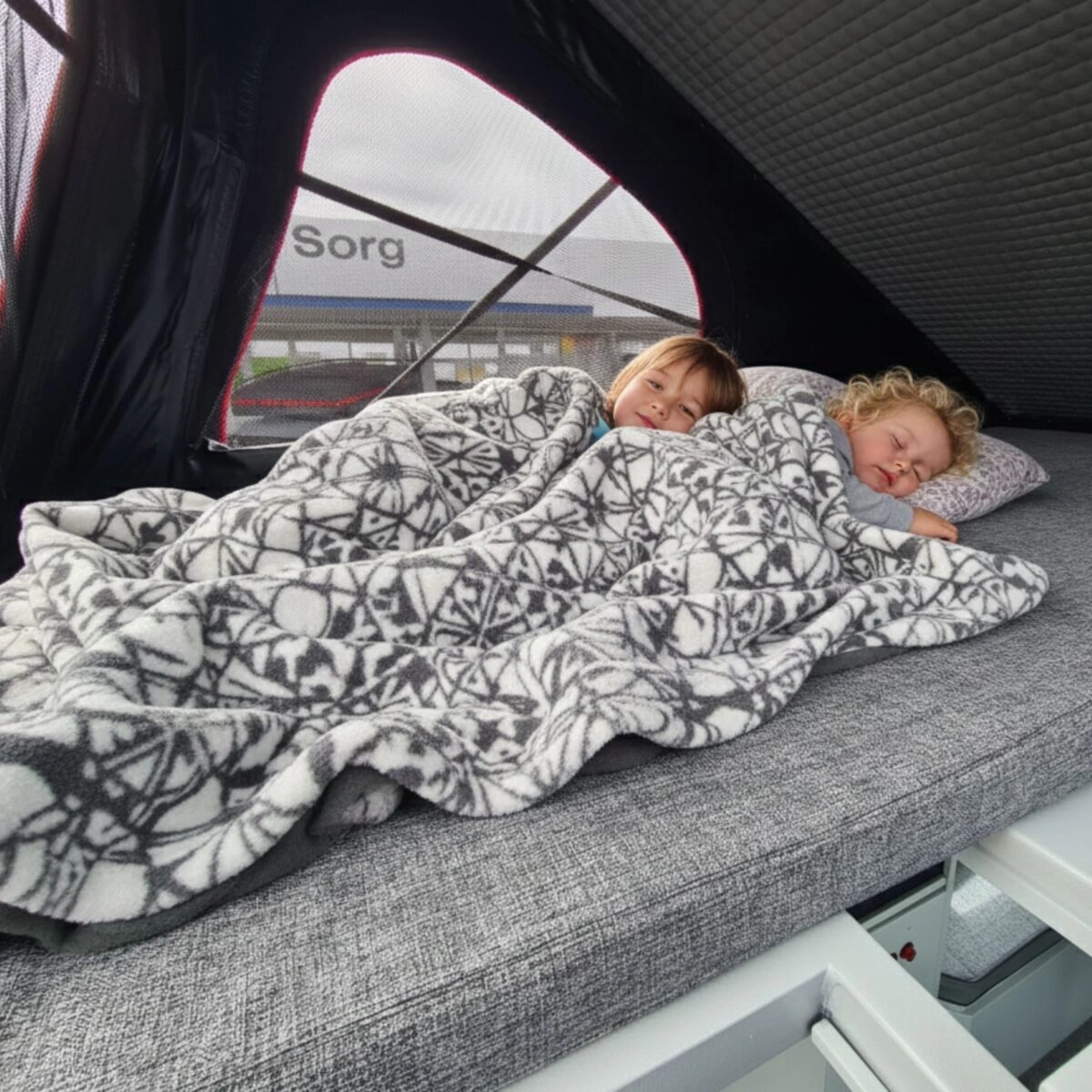 Terrengtilhenger Decamp Cross X5 │ stor offroad campinghenger med pop-up tak - 8 personer – bilde 17