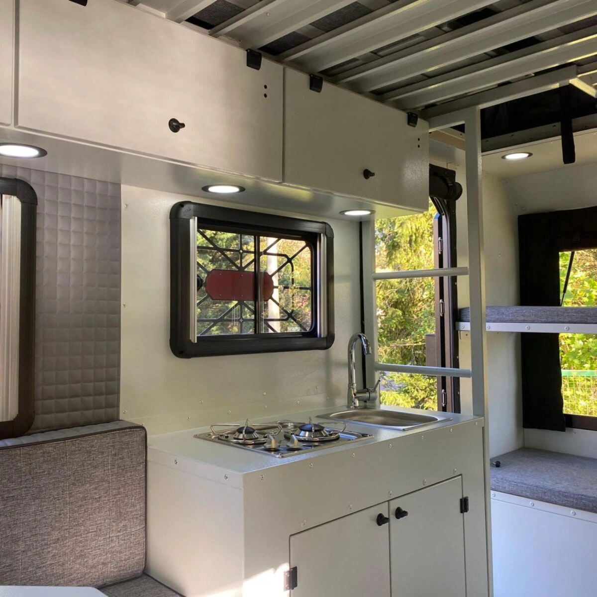 Terrengtilhenger Decamp Cross X5 │ stor offroad campinghenger med pop-up tak - 8 personer – bilde 23