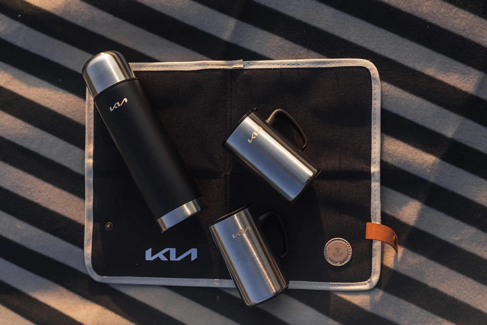 Thermos Kia Steel Edition Vacuum │ Genuine Sett med 2 kopper og etui – bilde 2