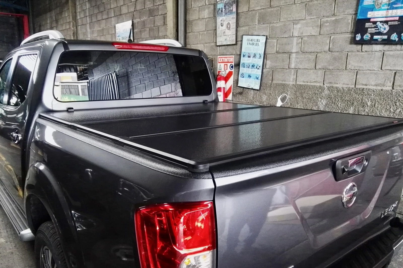 Toplokk Nissan Navara  IV 2015 - 2022 │ Double Cab Hardt tredelt lokk med LED  for lasteplanet - Cover Black – bilde 2