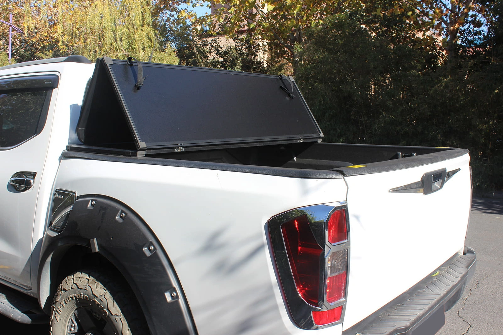 Tredelt hardt lokk til pickupkasse med LED-lys – Toyota Hilux VIII AN120 2015+