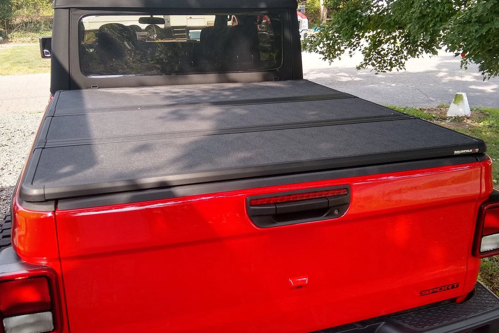 Tredelt hardt lokk til pickupkasse med LED-lys – Toyota Hilux VIII AN120 2015+ – bilde 3