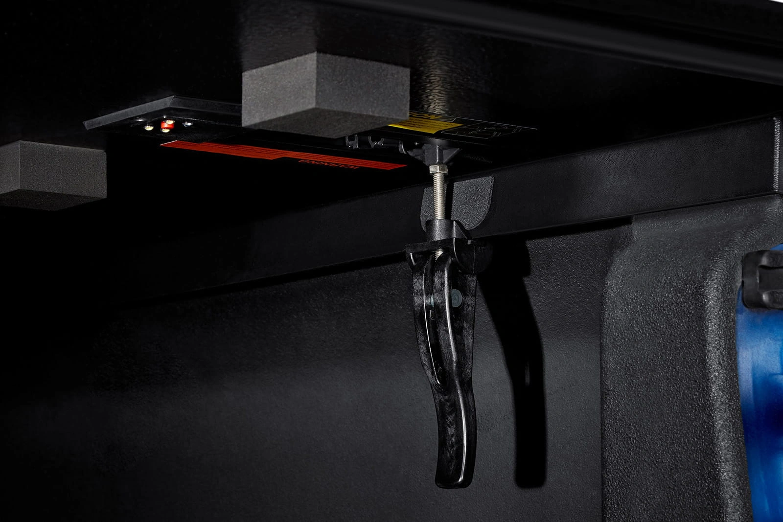 Tredelt hardt lokk til pickupkasse med LED-lys – Toyota Hilux VIII AN120 2015+ – bilde 4