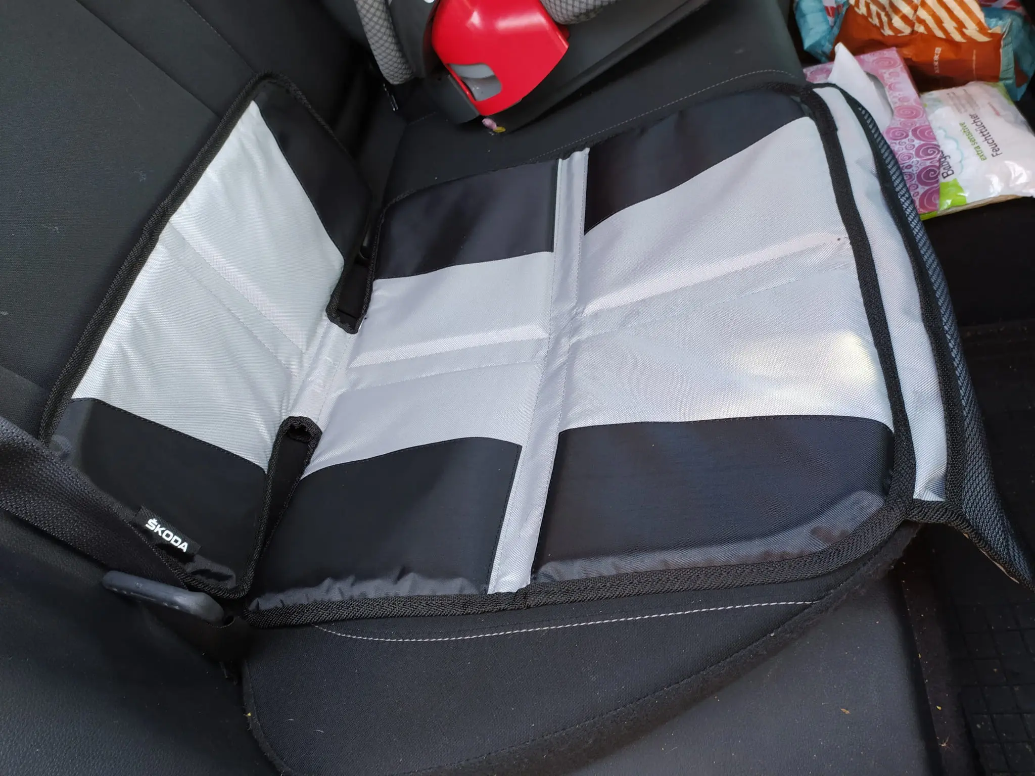 Underlag for barnesete Skoda │ Beskyttelsesmatte til baksete Packing under child seat – bilde 10