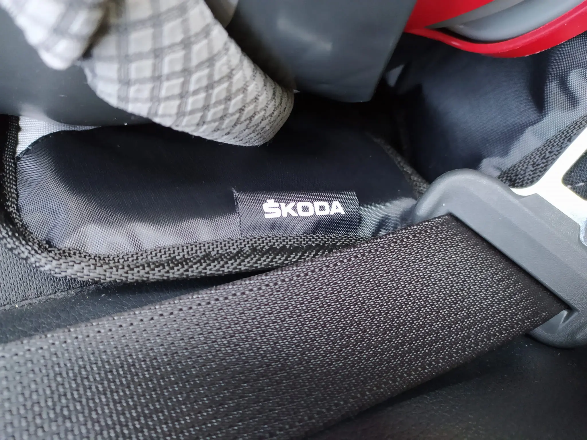 Underlag for barnesete Skoda │ Beskyttelsesmatte til baksete Packing under child seat – bilde 11