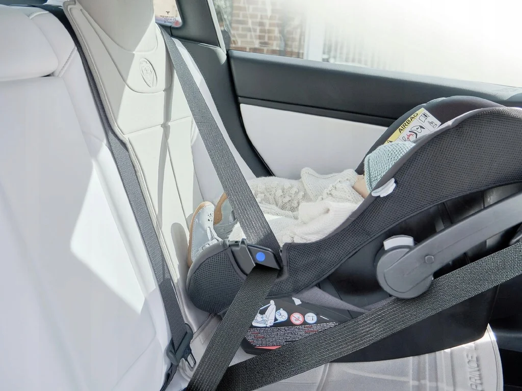 Underlag for barnesete Tesla Model S / 3 / X / Y Beige │ Beskyttelsesmatte til baksete Packing Under Child Seat - Beige Edition – bilde 2