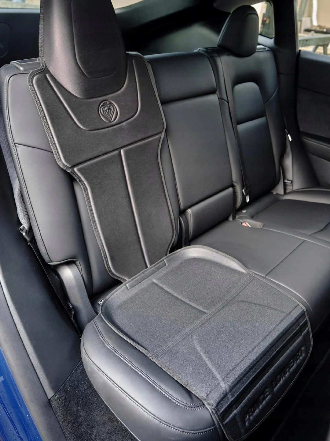 Underlag for barnesete Tesla Model S / 3 / X / Y Svart │ Beskyttelsesmatte til baksete Packing Under Child Seat - Black Edition