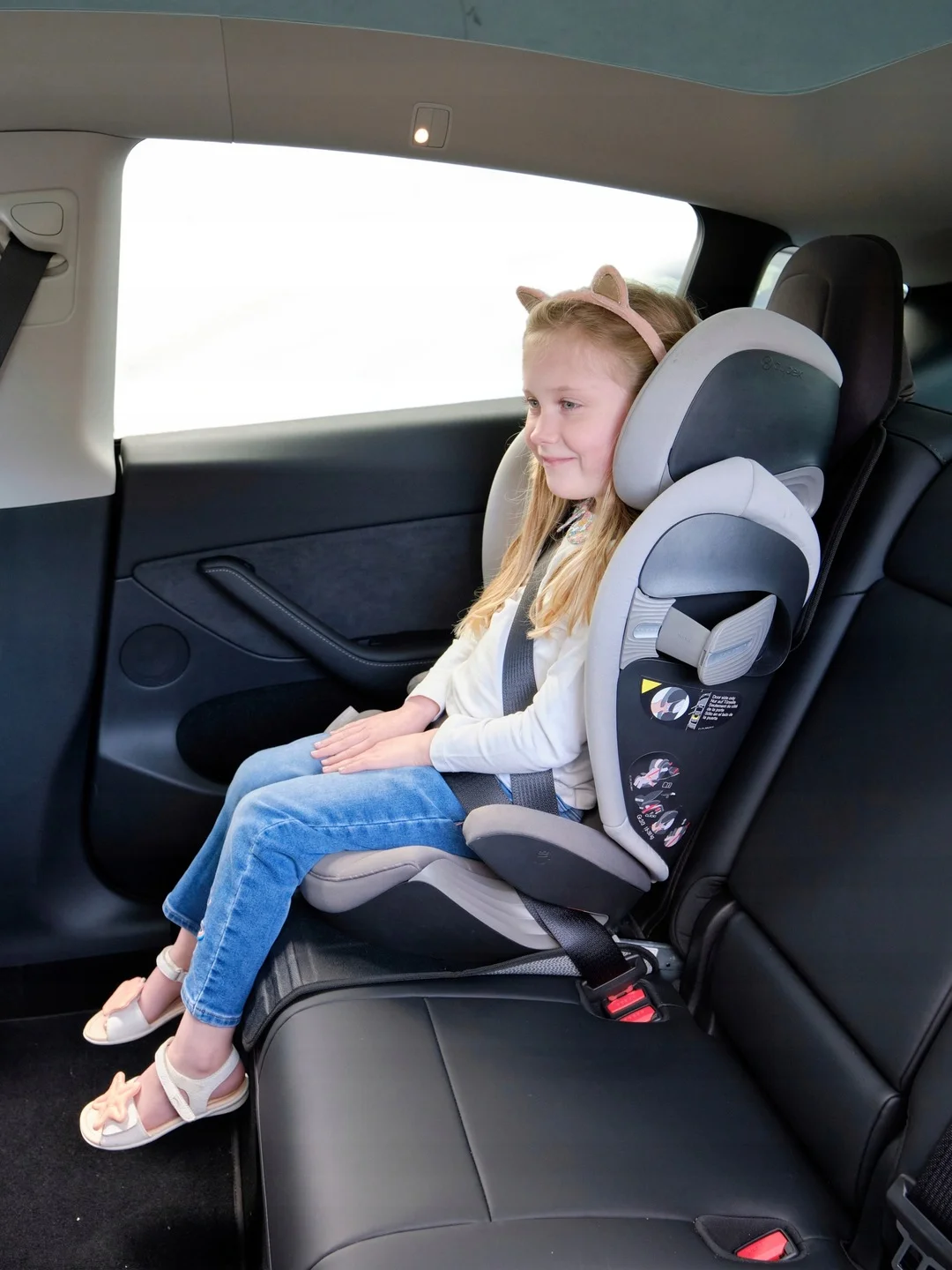 Underlag for barnesete Tesla Model S / 3 / X / Y Svart │ Beskyttelsesmatte til baksete Packing Under Child Seat - Black Edition – bilde 3