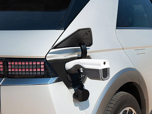 V2L-adapter – Hyundai │ Genuine® Vehicle-to-Load Image 2