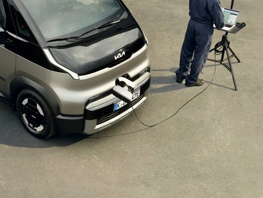 V2L-adapter – Kia │ Genuine® Vehicle-to-Load Image 2